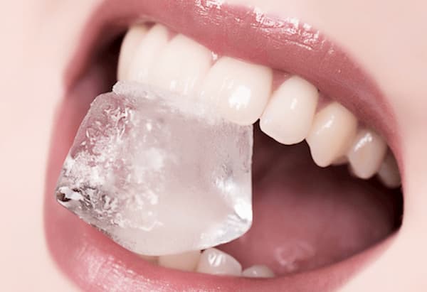 masticar objetos duros dañan tus dientes