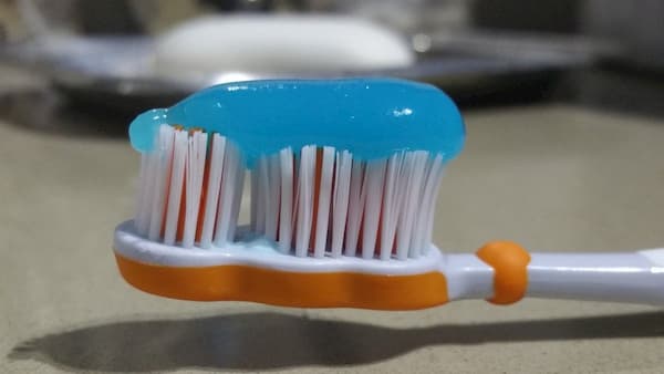 pastas dentales que dañan tus dientes