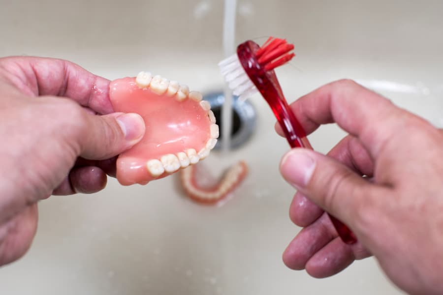 ¿Cómo limpiar una prótesis dental? 11